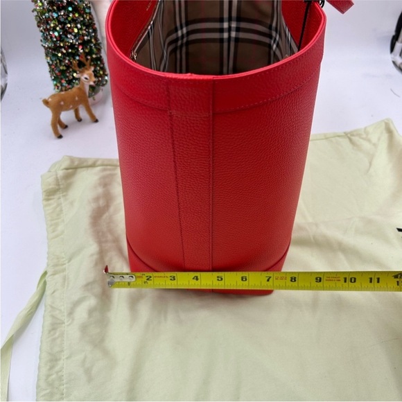 Burberry pebble grain, leather check lined, large shopping tote - Picture 9 of 9